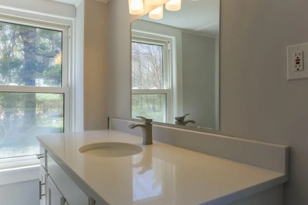 8 Howe Road Rollinsford NH 03869