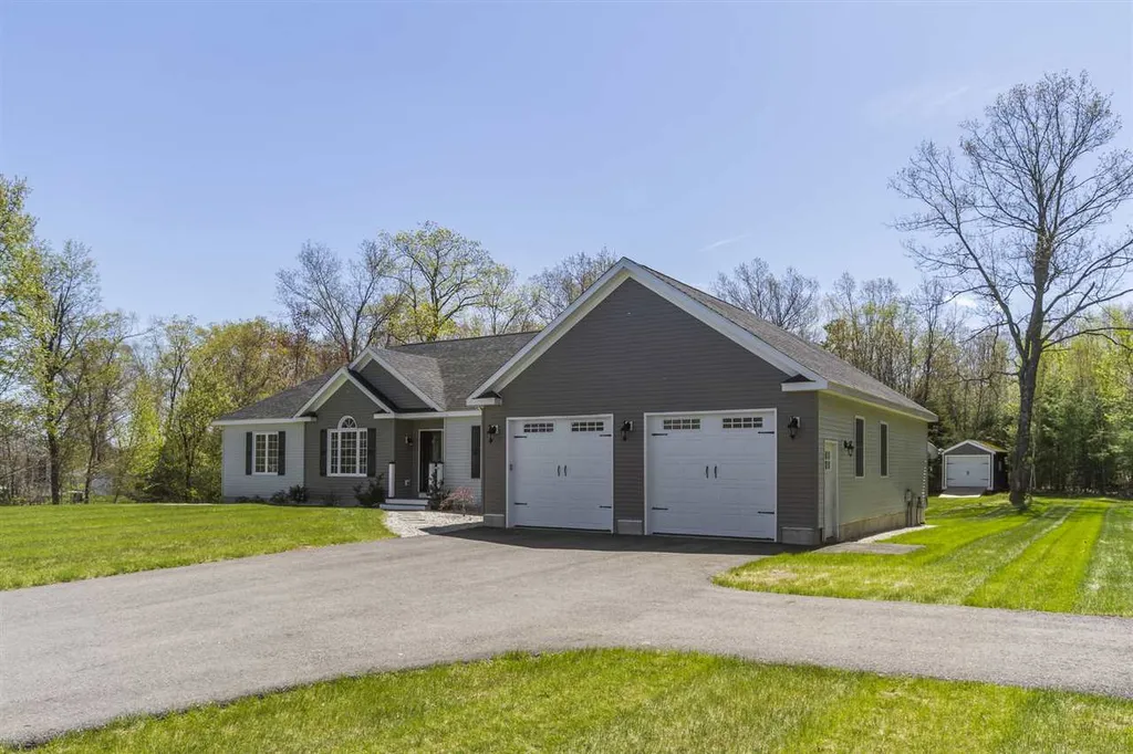 39 Glastombury Drive Sandown NH 03873