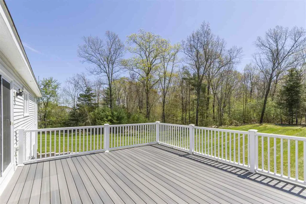 39 Glastombury Drive Sandown NH 03873