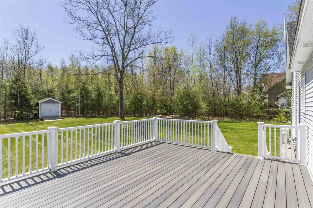 39 Glastombury Drive Sandown NH 03873