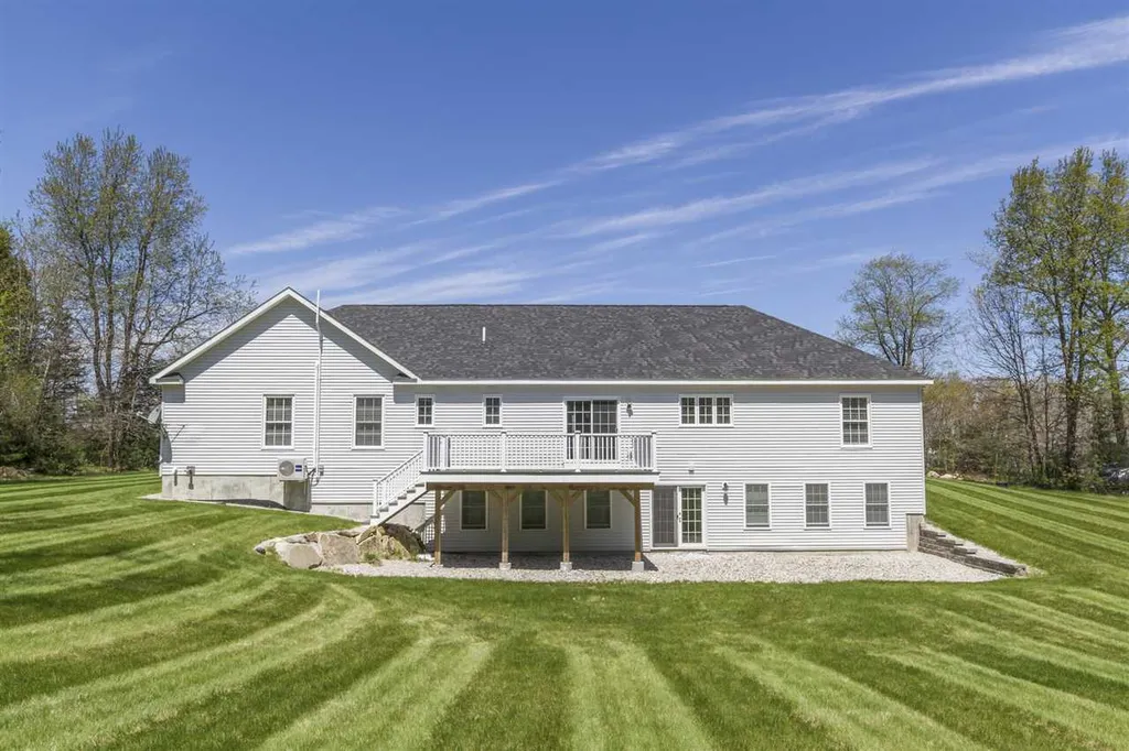 39 Glastombury Drive Sandown NH 03873