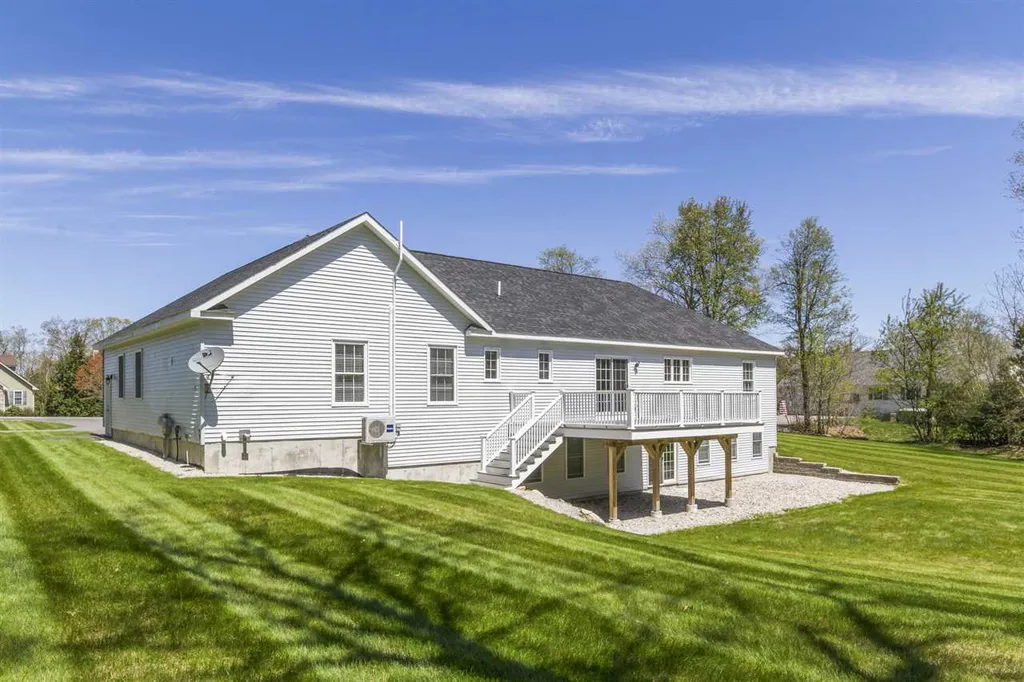 39 Glastombury Drive Sandown NH 03873