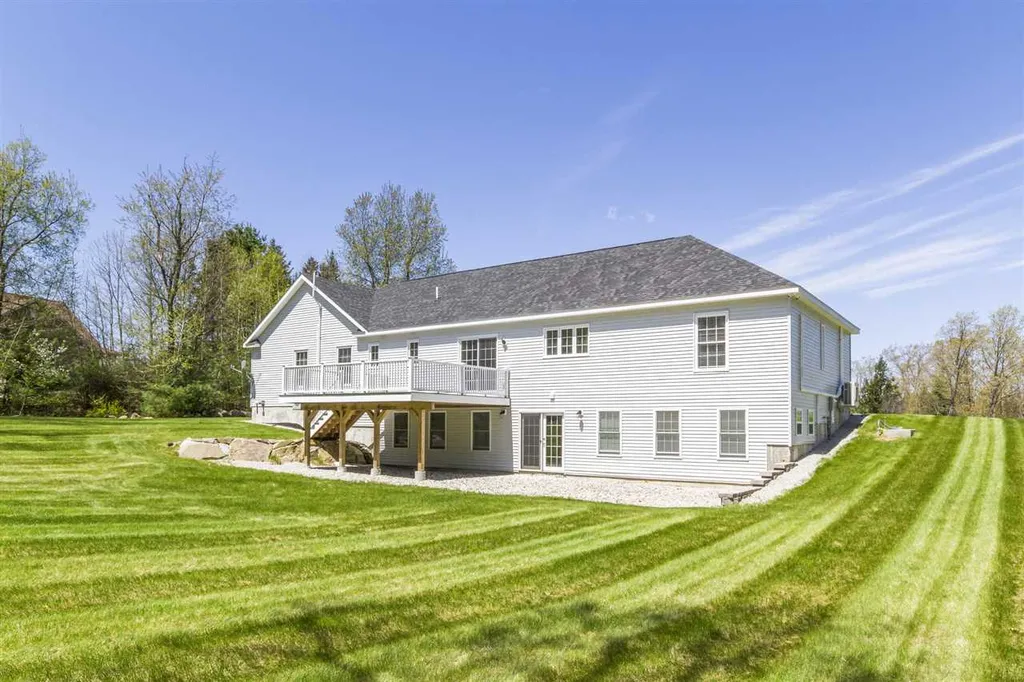 39 Glastombury Drive Sandown NH 03873