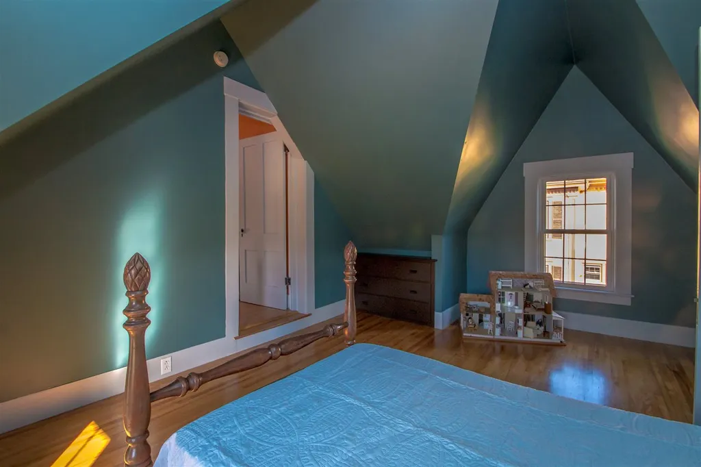 17 Pleasant Street Lancaster NH 03584