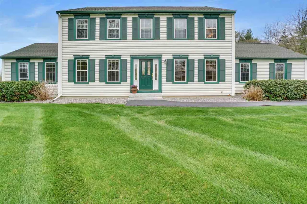 70 Naticook Avenue Litchfield NH 03052