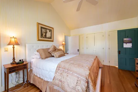 23 Pleasant Street Wolfeboro NH 03894
