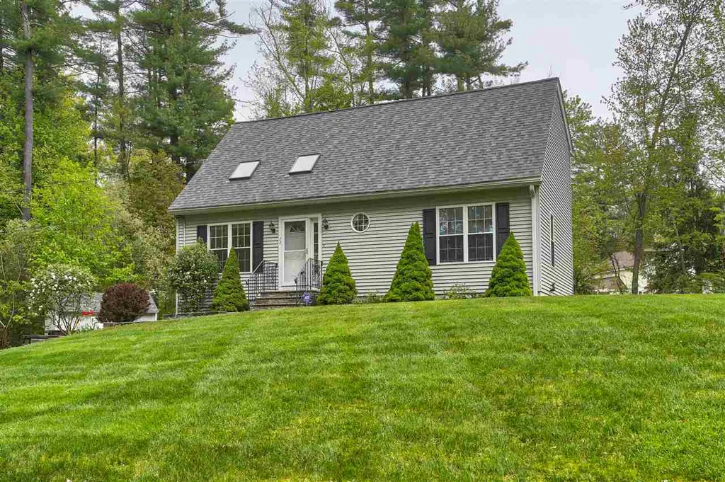 72 Grove Avenue Salem NH 03079