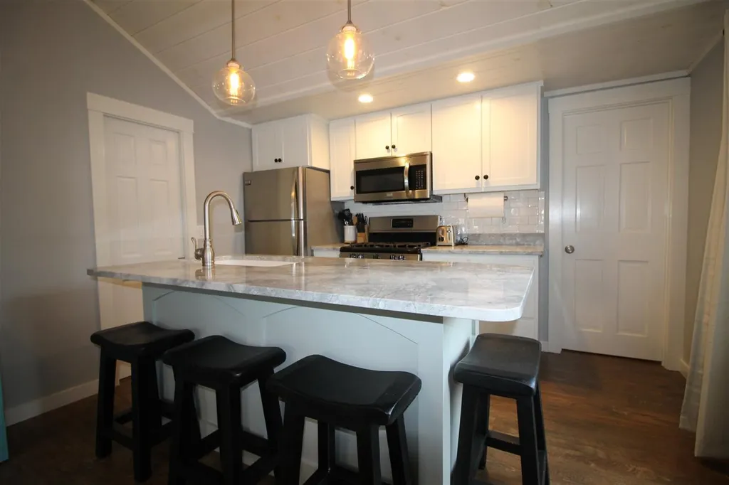 16 Perkins Lane Holderness NH 03245