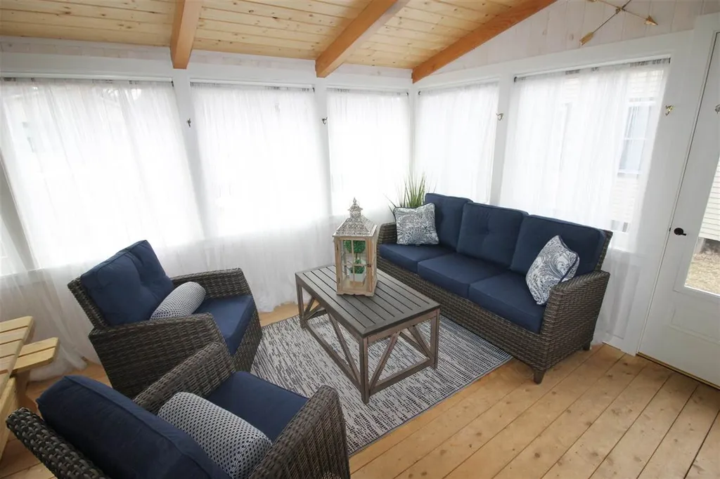 16 Perkins Lane Holderness NH 03245