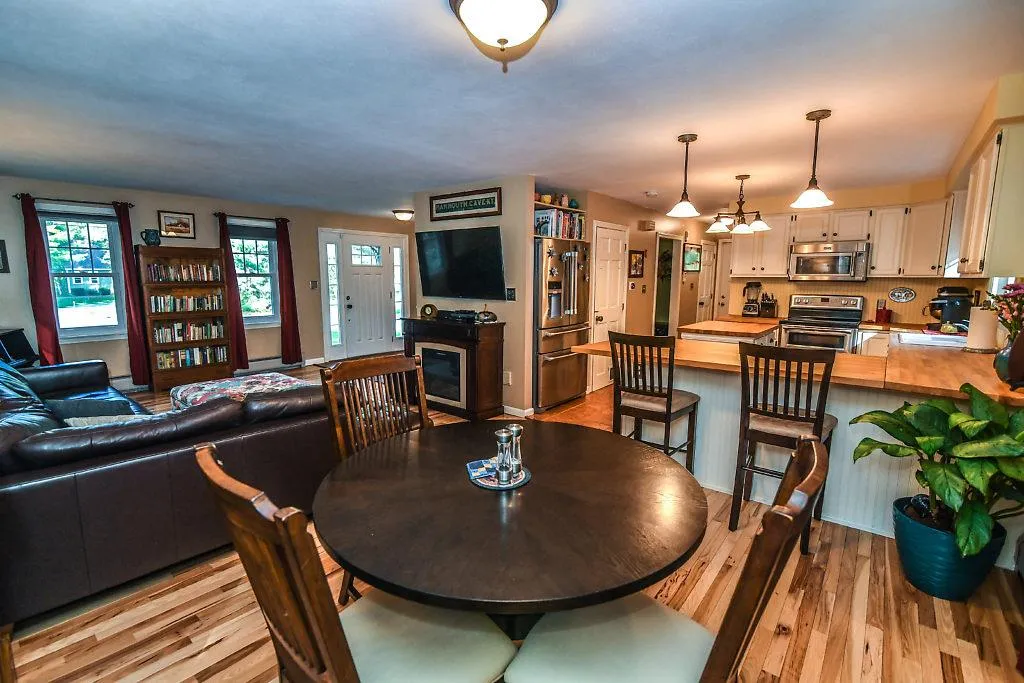 25 Schanda Drive Newmarket NH 03857