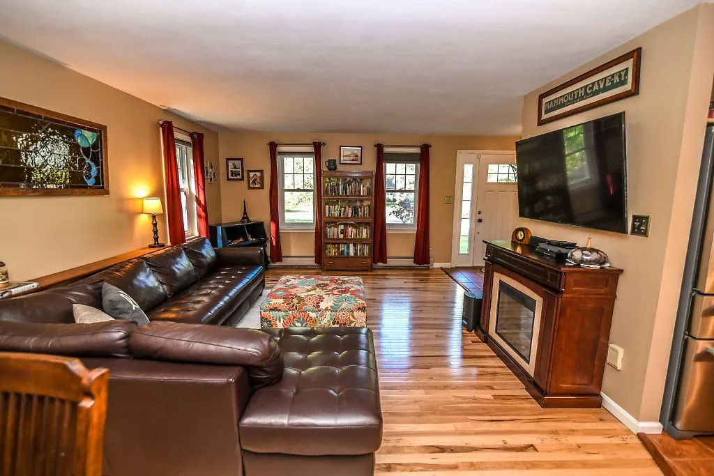 25 Schanda Drive Newmarket NH 03857