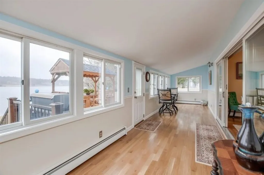 24 Captains Drive Salem NH 03079