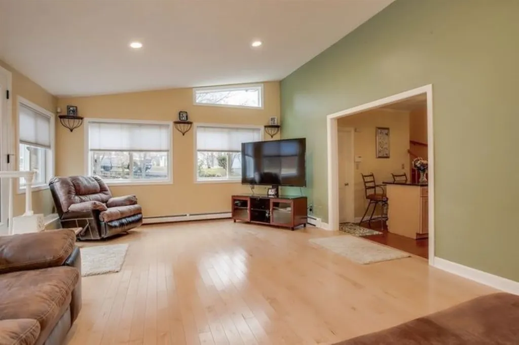 24 Captains Drive Salem NH 03079