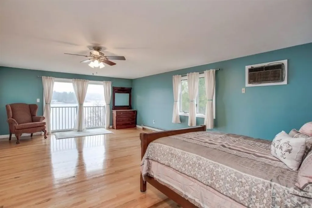 24 Captains Drive Salem NH 03079