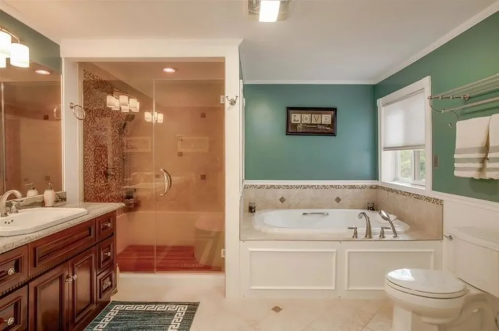 24 Captains Drive Salem NH 03079