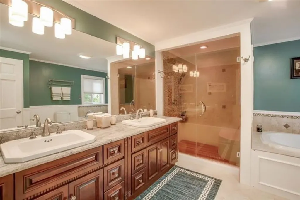 24 Captains Drive Salem NH 03079