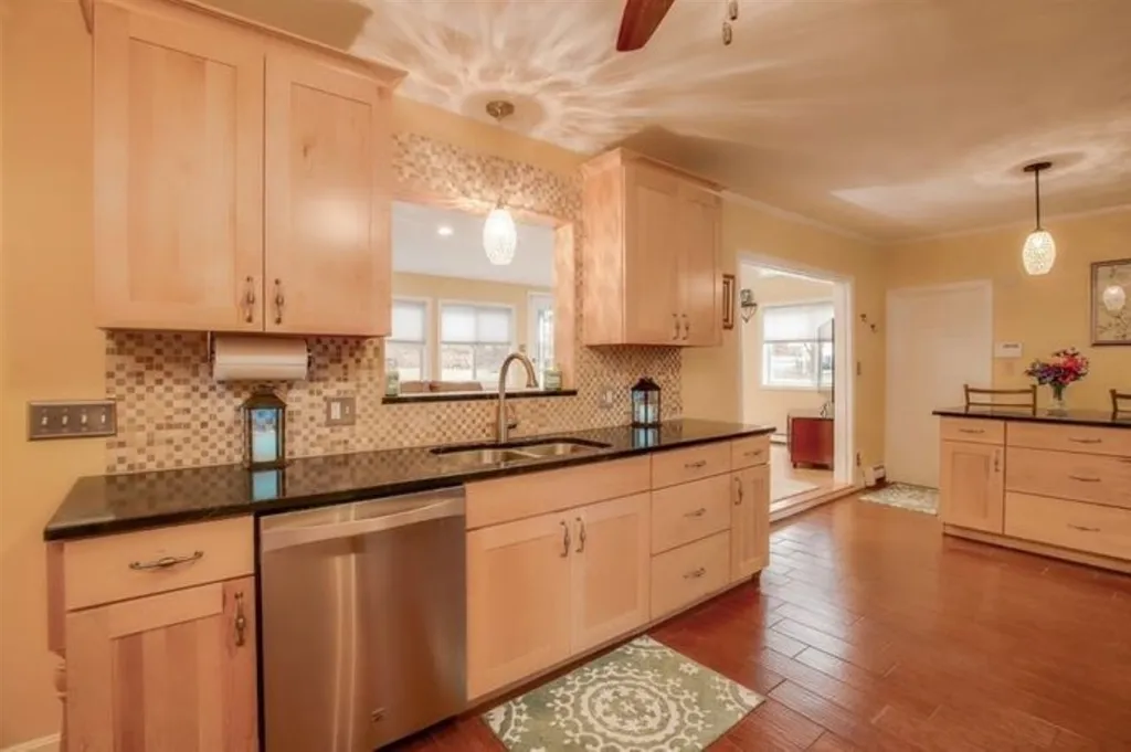24 Captains Drive Salem NH 03079