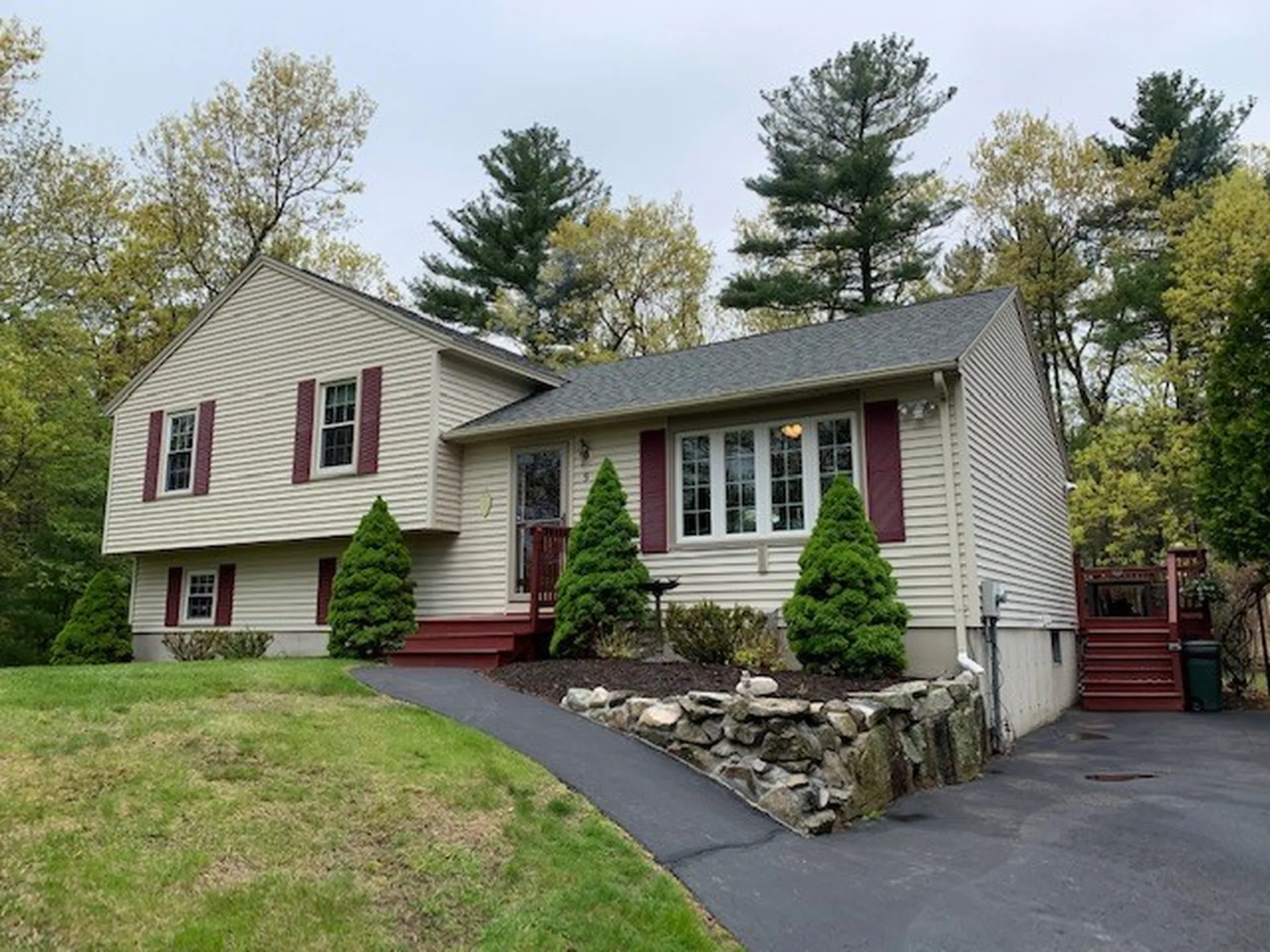 9 Kinnal Avenue Pelham NH 03076