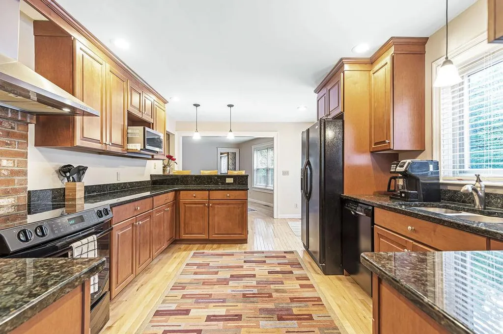 8 Beau Monde Drive North Hampton NH 03862