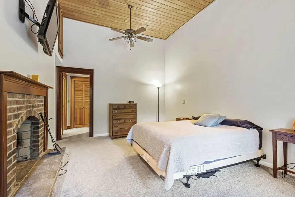 8 Beau Monde Drive North Hampton NH 03862