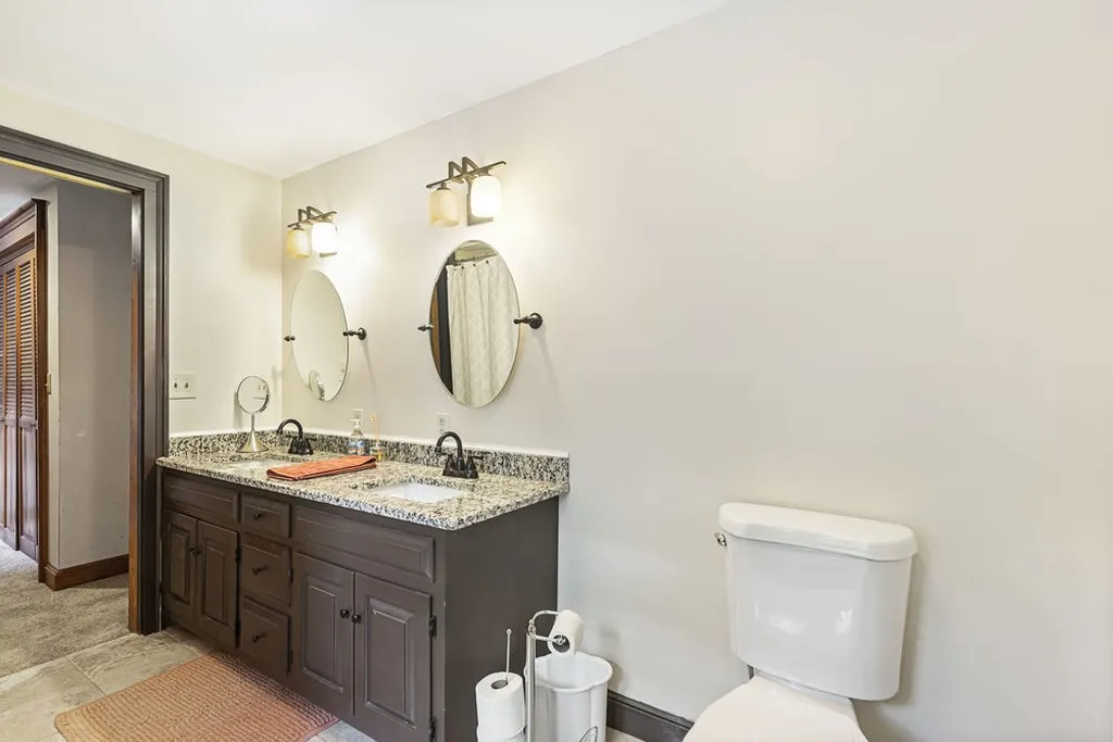 8 Beau Monde Drive North Hampton NH 03862