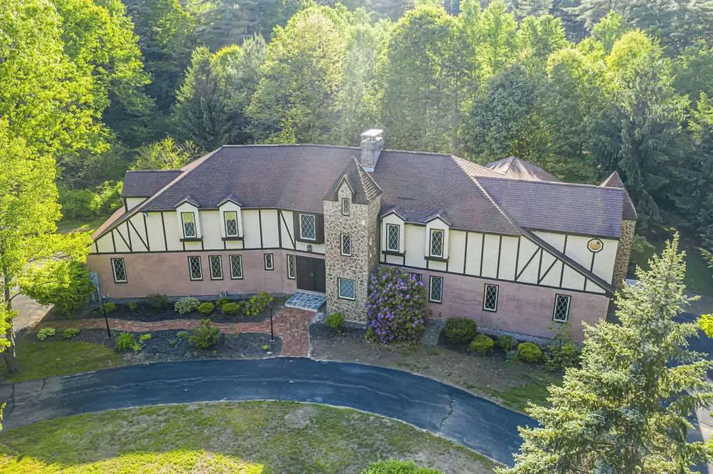 8 Beau Monde Drive North Hampton NH 03862