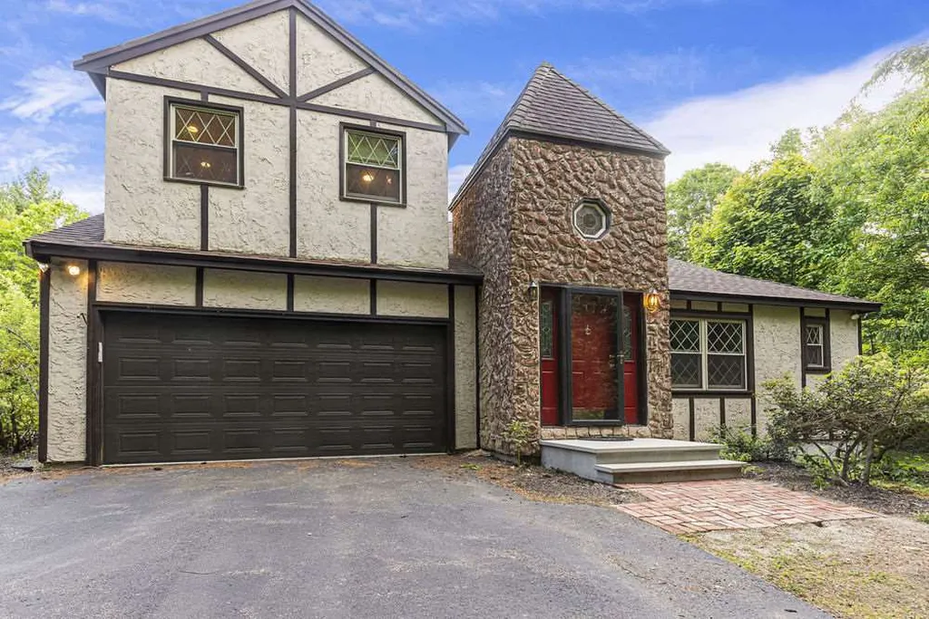 8 Beau Monde Drive North Hampton NH 03862