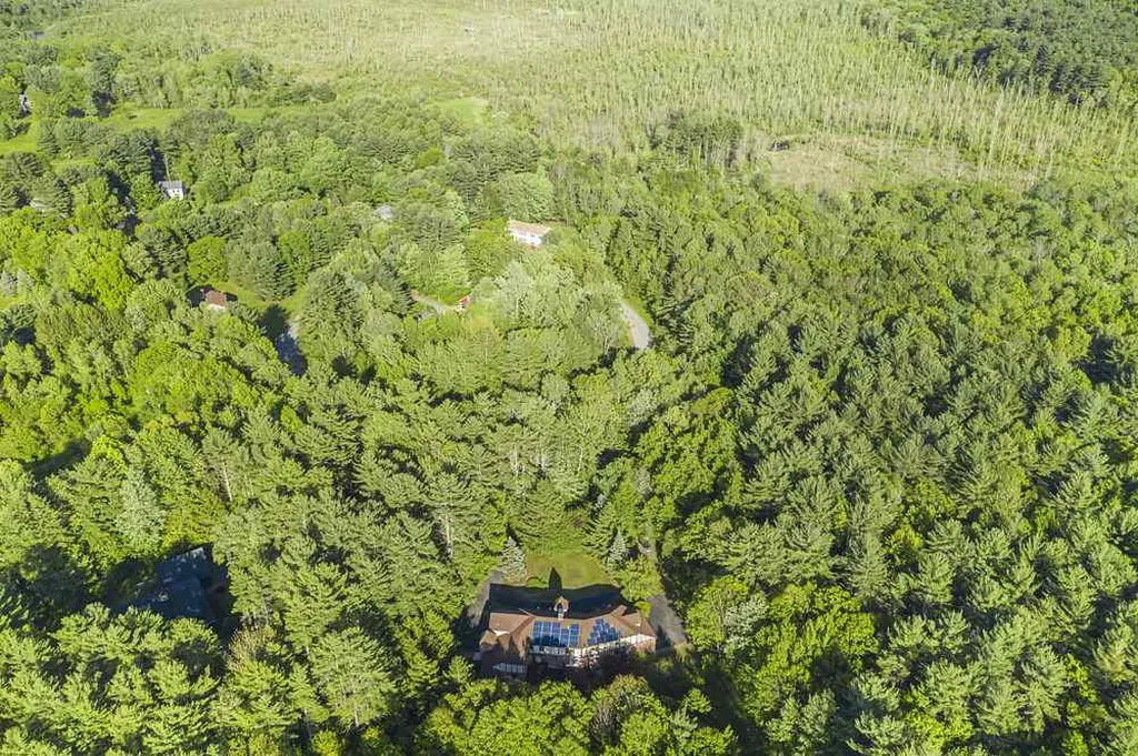 8 Beau Monde Drive North Hampton NH 03862