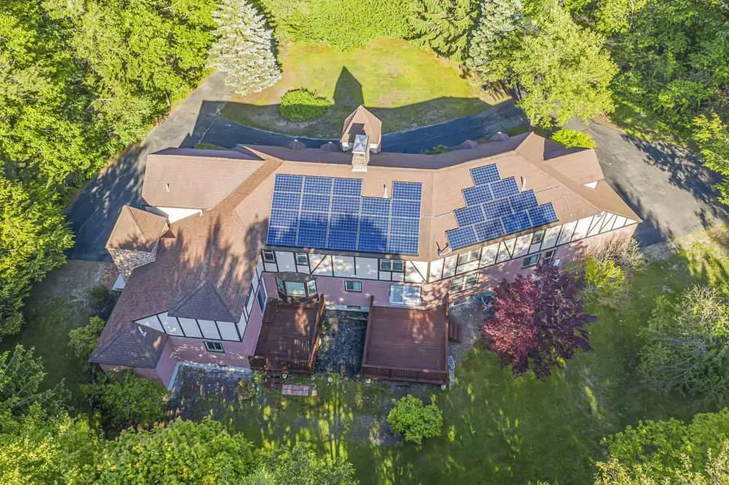 8 Beau Monde Drive North Hampton NH 03862