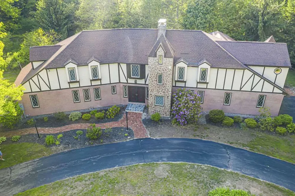 8 Beau Monde Drive North Hampton NH 03862