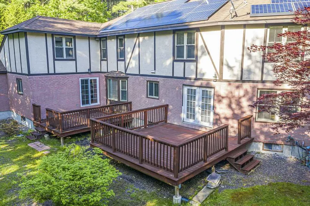 8 Beau Monde Drive North Hampton NH 03862