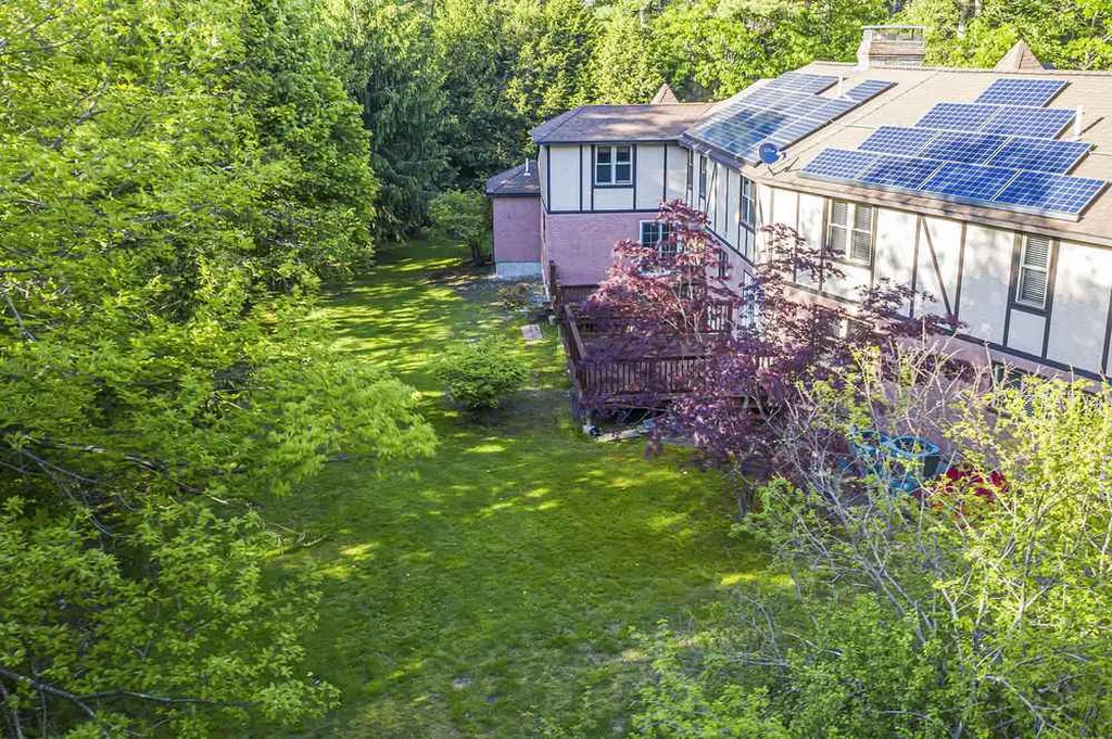 8 Beau Monde Drive North Hampton NH 03862