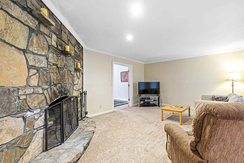 8 Beau Monde Drive North Hampton NH 03862