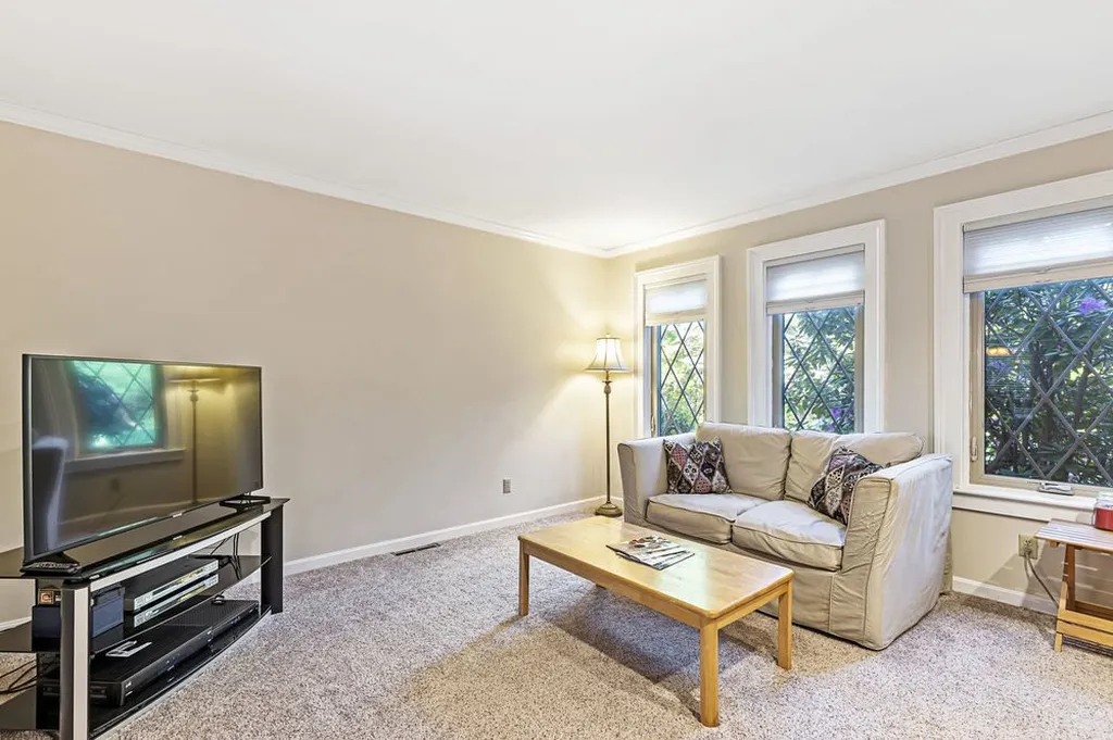 8 Beau Monde Drive North Hampton NH 03862