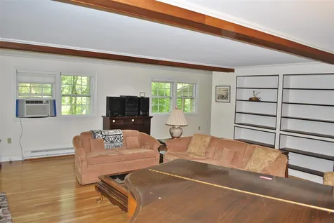 44 Indian Rock Road Nashua NH 03063