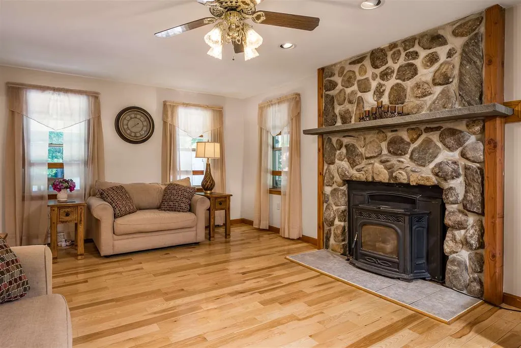 17 Quinlan Farm Road Raymond NH 03077