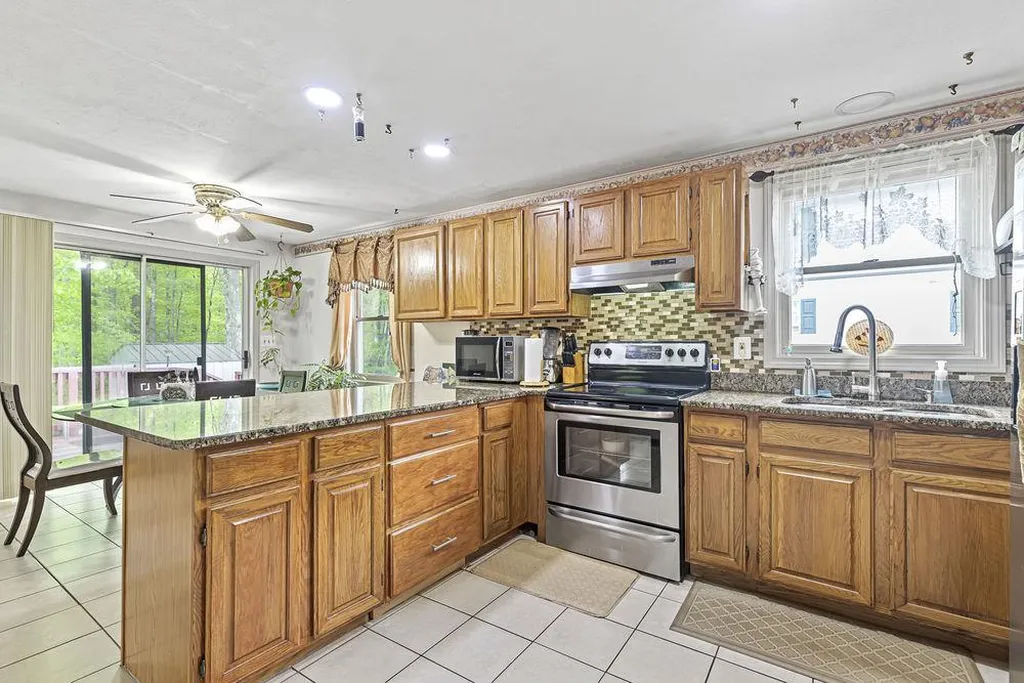 8 Oak Hill Lane Exeter NH 03833