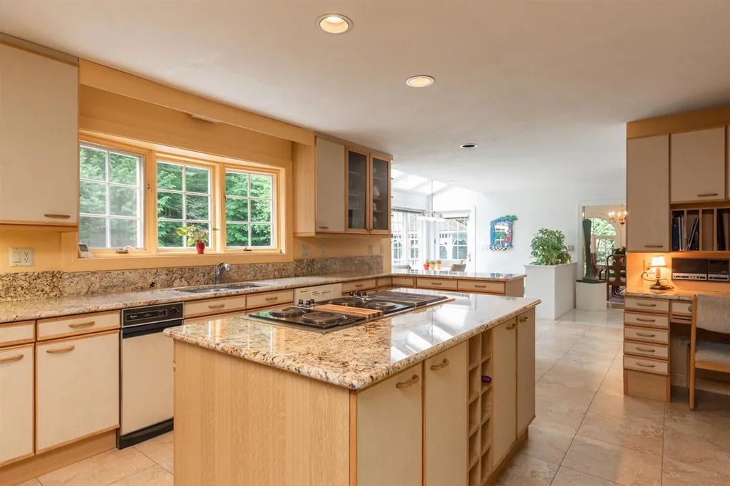 9 Evergreen Way Stratham NH 03885