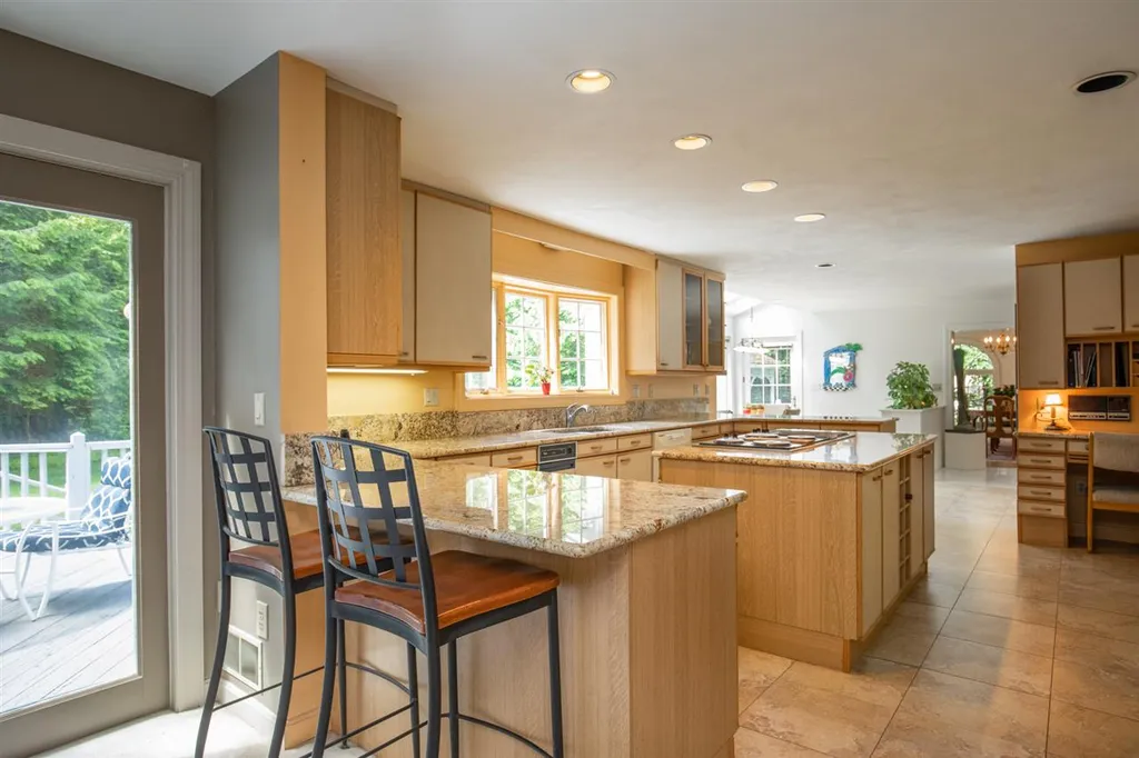9 Evergreen Way Stratham NH 03885