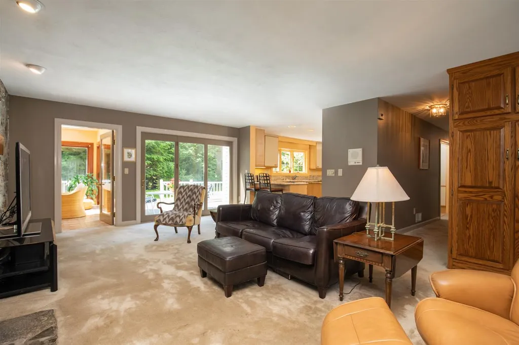 9 Evergreen Way Stratham NH 03885