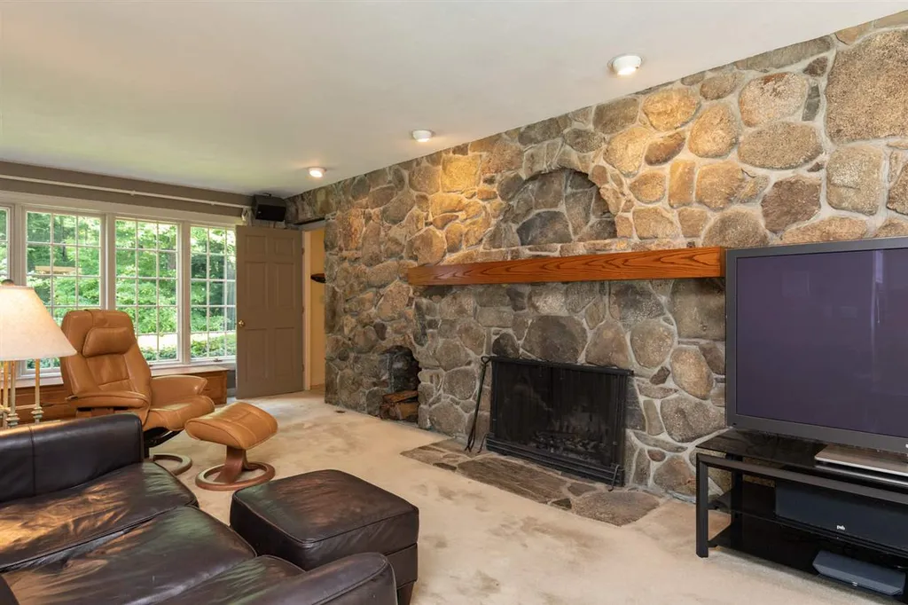 9 Evergreen Way Stratham NH 03885