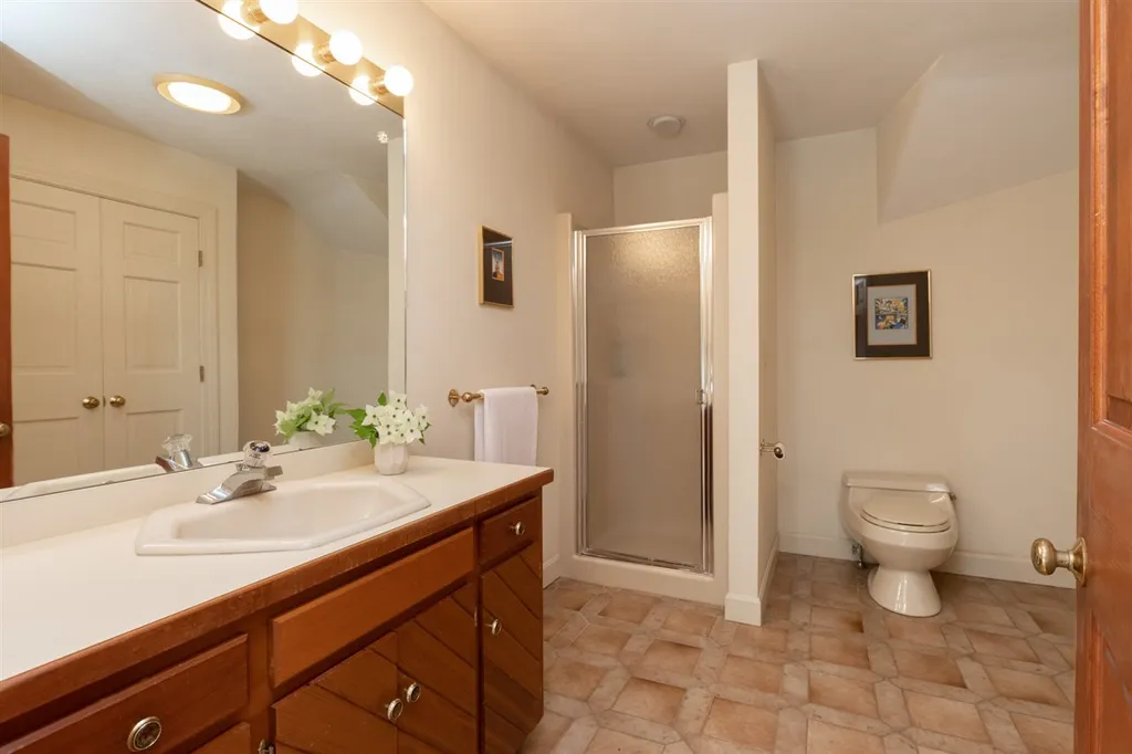 9 Evergreen Way Stratham NH 03885