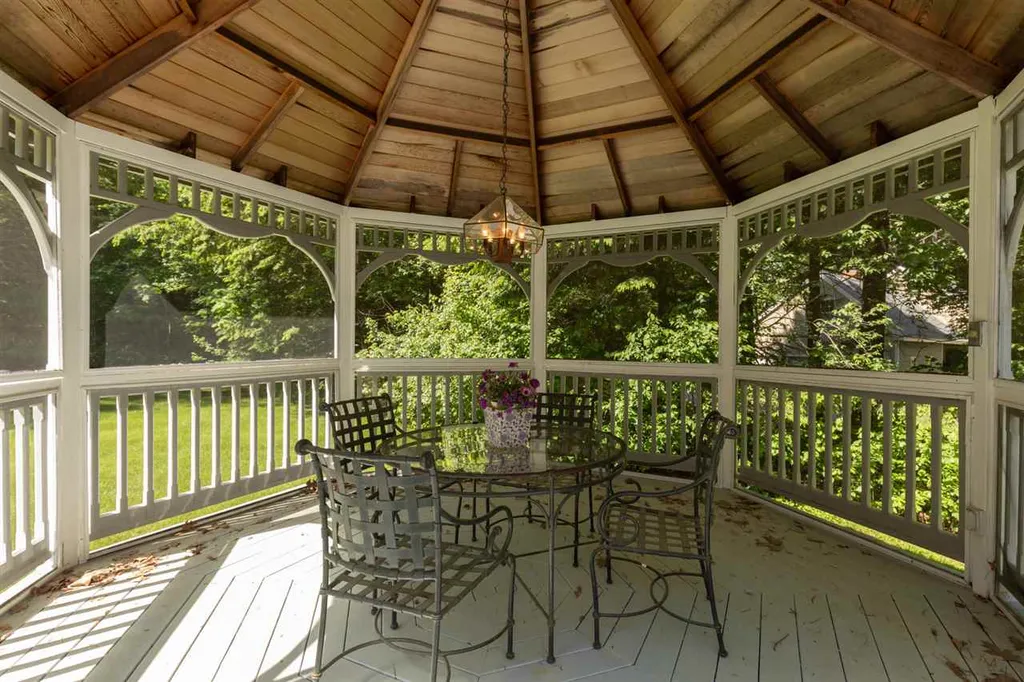9 Evergreen Way Stratham NH 03885