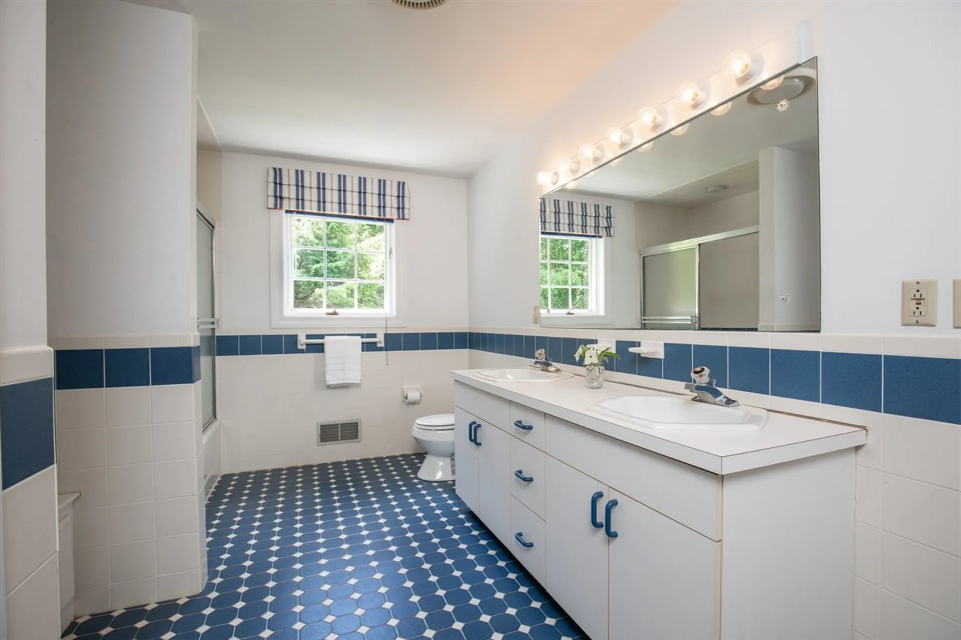 9 Evergreen Way Stratham NH 03885