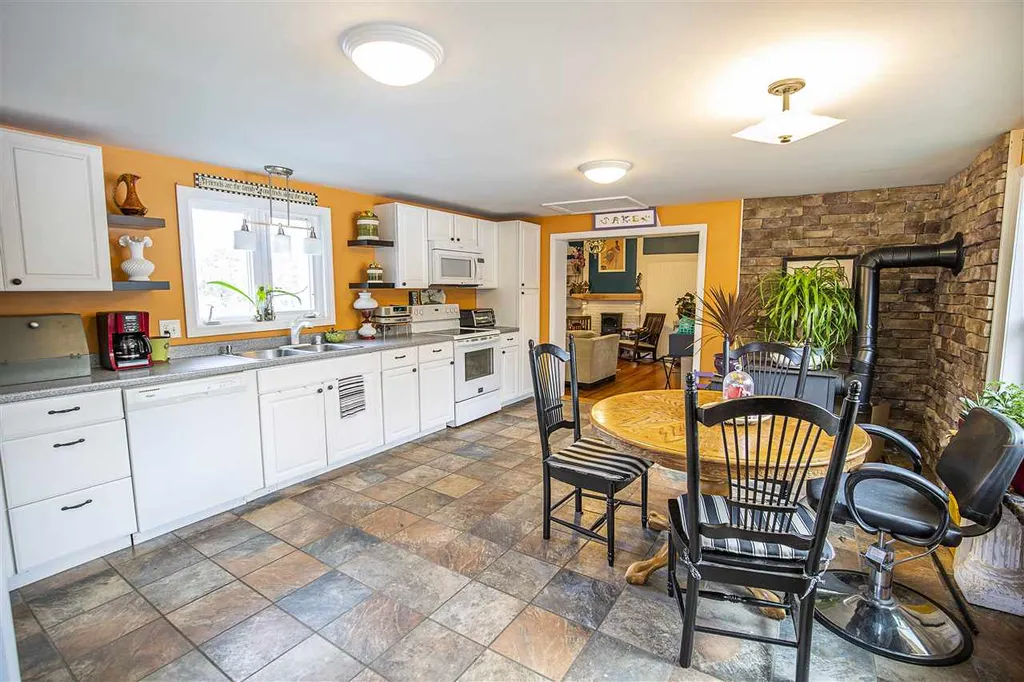127 Chester Road Raymond NH 03077