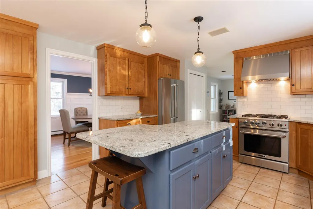 30 Goss Road North Hampton NH 03862