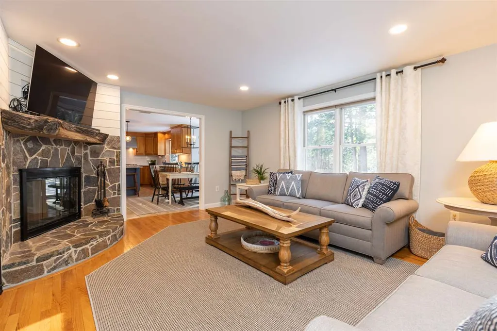 30 Goss Road North Hampton NH 03862