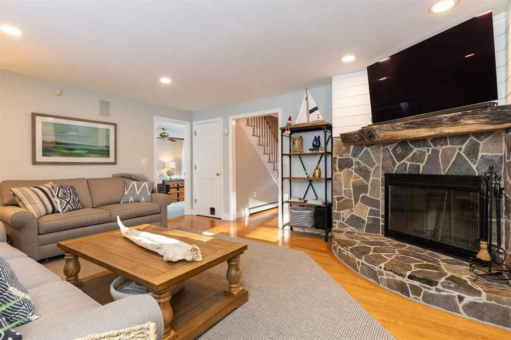 30 Goss Road North Hampton NH 03862