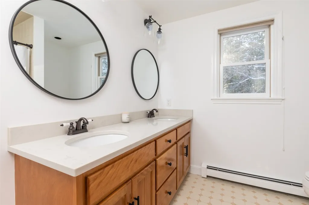 30 Goss Road North Hampton NH 03862