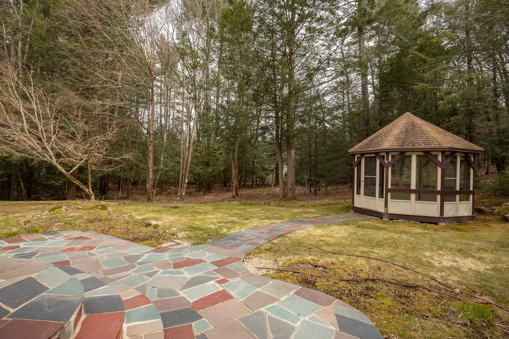 30 Goss Road North Hampton NH 03862